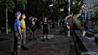 Para remaja pecinta olahraga ekstrim ini tergabung dalam komunitas Parkour Priok.