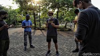 Para pecinta parkour doa bersama sebelum berlatih di kawasan Danau Sunter, Jakarta, Kamis (11/6/2020).