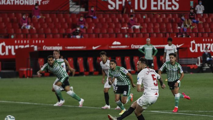 sevilla real betis laliga liga spanyol Sevilla and Betis players during their Spanish La Liga soccer match in Seville, Spain, Thursday, June 11, 2020. With virtual crowds, daily matches and lots of testing for the coronavirus, soccer is coming back to Spain. The Spanish league resumes this week more than three months after it was suspended because of the pandemic, becoming the second top league to restart in Europe. The Bundesliga was first. The Premier League and the Italian league should be next in the coming weeks. (AP Photo)