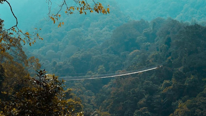 Jembatan Situ Gunung di Sukabumi.