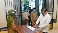 Wakil Menteri Lingkungan Hidup dan Kehutanan (Wamen LHK), Alue Dohong didampingi Direktur Jenderal Konservasi Sumber Daya Alam (KSDAE), Wiratno dan Kepala Balai Besar Taman Nasional Gunung Gede Pangrango (TNGGP), Wahyu Rudianto serta Sekretaris Daerah Kabupaten Sukabumi mengunjungi dan melihat langsung penerapan new normal dan protokol kesehatan di objek Wisata Alam Situ Gunung Suspension Bridge di Kecamatan Kadudampit Sukabumi, Jawa Barat, Kamis (11/6) (dok Humas KLHK)