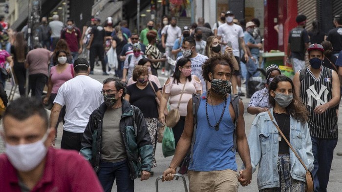 Situasi di Sao Paulo, Brasil setelah pertokoan dibuka kembali di tengah pandemi Corona People walk through a downtown shopping district in Sao Paulo, Brazil, Wednesday, June 10, 2020. Retail shops reopened on Wednesday in Brazils biggest city after a two-month coronavirus pandemic shutdown that aimed to contain the spread of the new coronavirus. (AP Photo/Andre Penner)
