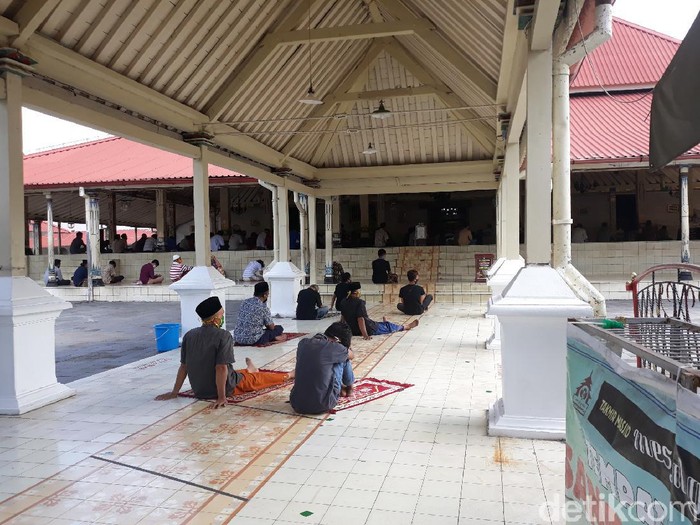 Suasana salat Jumat di Masjid Gedhe Yogyakarta, Jumat (12/6/2020).
