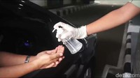 Dwi menjelaskan berbagai persiapan yang sudah dilakukan untuk memastikan benar-benar aman menerima pengunjung. Mulai pintu masuk disediakan dua bilik disinfektan untuk kendaraan, pengecekan suhu tubuh dan mewajibkan pengunjung memakai masker. 18 titik tempat cuci tangan lengkap air dan sabun juga tersedia. Foto: (Muhajir Arifin/detikcom)