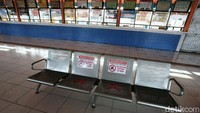 Aturan menjaga jarak telah diterapkan pada kursi tunggu di terminal.