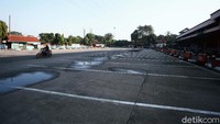 Area parkir bus tampak kosong melompong.