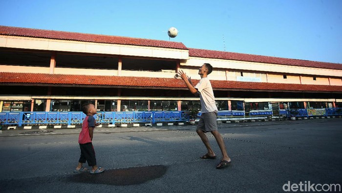 Terminal Kampung Rambutan Masih Lesu Hadapi New Normal, suasana Terminal Kampung Rambutan, Jakarta Timur, Jumat (12/6/2020). Tidak terlihat bus-bus AKAP.