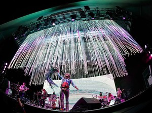 The Flaming Lips Tampil, Band dan Penonton Masuk Bola Plastik