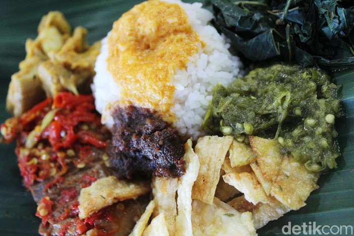 Tips sehat makan di restoran Padang