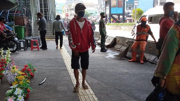 TNI berjaga di Pasar Tanah Abang