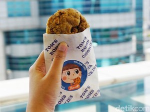 Toms Bomb Cookies : Ngemil Soft Cookies Triple Choco dan Biscoff yang Gooey