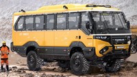 Sanggup membawa banyak penumpang, tetapi kelebihan bus ini sanggup melahan berbagai medan seperti jalur bersalju, terjal, hingga menanjak. Guna mendukung di medan off road,  sektor kaki-kakinya dipasang dengan axle roda model parabolic leaf spring dan sistem penggerak roda 4x4. Foto: Torsus Praetorian