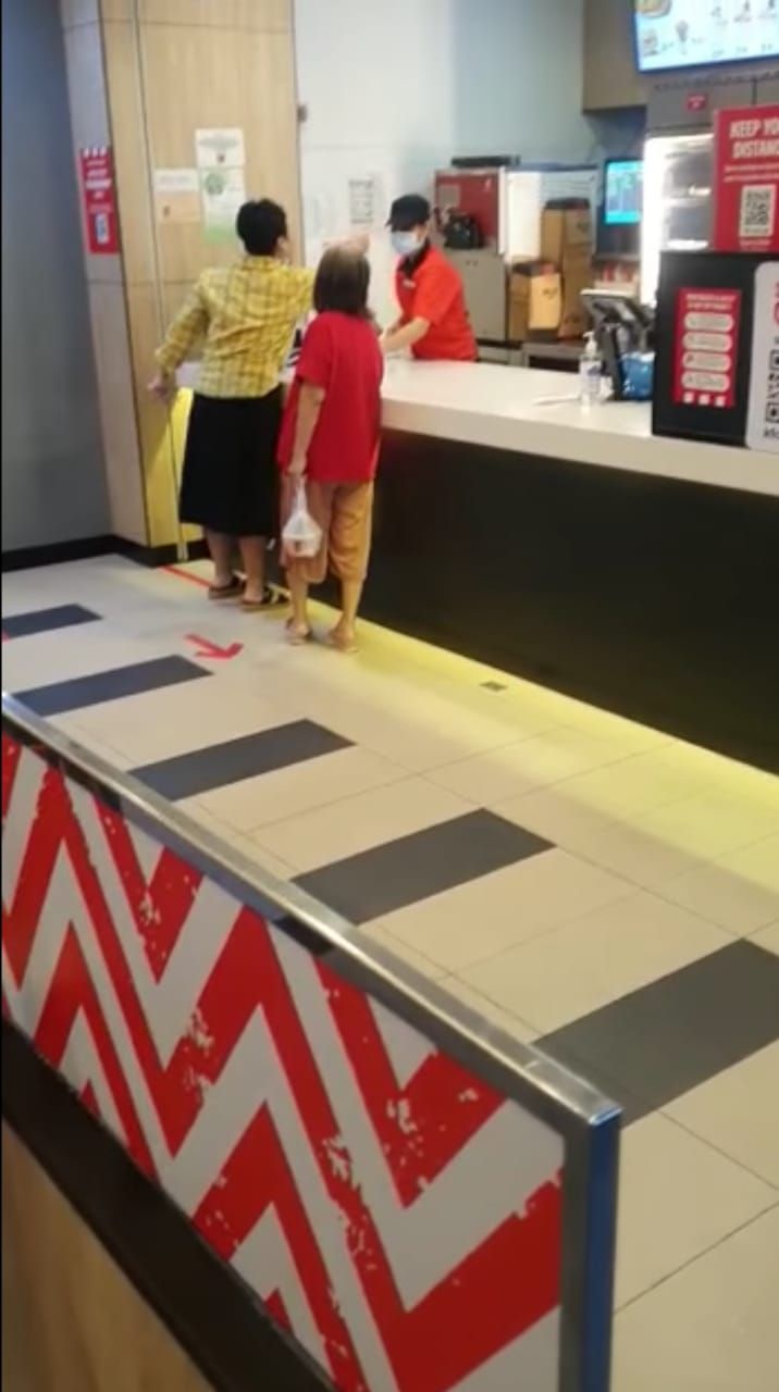 Wanita dituntut 6 bulan penjara karena ludahi pegawai KFC