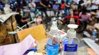Selama pandemi COVID-19, pihak toko menyiapkan hand sanitaser bagi pembeli yang datang.