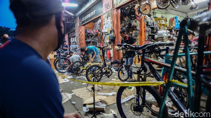 Di masa new normal ini, penjualan sepeda meningkat tajam. Bahkan toko sepeda buka hingga dini hari.