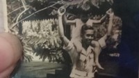Pihak keluarga menunjukkan foto-foto saat Serma Koesno masih bekerja sebagai pengawal Sukarno. Selain berfoto bersama Bung Karno, terlihat momen Koesno bersama anak-anak Bung Karno, seperti Megawati Soekarnoputri dan Guntur Soekarnoputra. (Foto: dok. Istimewa)