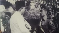 Opa sudah ikut perang dari sebelum kemerdekaan dan di bawah pasukan Jenderal Soedirman sampai sempat tiga kali kena tembak. Dan kebetulan Opa dan Bung Karno sama-sama dari Blitar, kata cucu Oma Elizabeth, Roland. (Foto: dok. Istimewa)