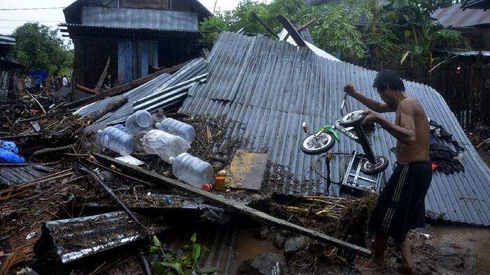 Banjir Bandang Terjang Bantaeng Sulsel Suasana pemakaman yang tertimbun lumpur akibat terjangan banjir bandang di Kecamatan Bissappu, Kabupaten Bantaeng, Sulawesi Selatan, Sabtu (13/6/2020). Banjir bandang yang terjadi akibat jebolnya tanggul bendungan Balangsikuyu yang tidak mampu menampung tingginya curah hujan tersebut mengakibatkan puluhan rumah rusak berat dan hilang diterjang banjir yang disertai dengan material batu dan lumpur. ANTARA FOTO/Abriawan Abhe/hp.