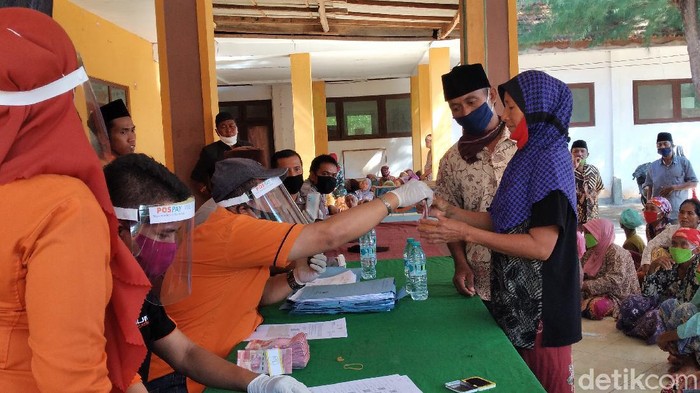 Warga Pulau Giliyang, Sumenep langsung mendapat bantuan sosial tunai (BST) 2 bulan karena jauhnya jarak dari daratan. Mereka langsung mendapat BST tahap kedua dan ketiga.