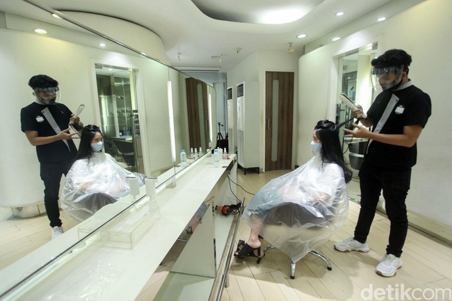 Saat Wolipop mencoba potong rambut di salon Alfons baru-baru ini, tak banyak kursi yang tersedia. Antara satu kursi dengan kursi lainnya berjarak sehingga menjaga social distancing. Alfons, sang pemilik salon pun menjelaskan bahwa dia memeberikan pembatasan jarak tiga meter. Pembatasan jarak yang diminta protokol satu meter, tapi kita di sini bisa sampai tiga meter, ujar Alfons di salonnya di Panglima Polim.  Foto: Rifkianto Nugroho