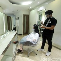 Saat Wolipop mencoba potong rambut di salon Alfons baru-baru ini, tak banyak kursi yang tersedia. Antara satu kursi dengan kursi lainnya berjarak sehingga menjaga social distancing. Alfons, sang pemilik salon pun menjelaskan bahwa dia memeberikan pembatasan jarak tiga meter. Pembatasan jarak yang diminta protokol satu meter, tapi kita di sini bisa sampai tiga meter, ujar Alfons di salonnya di Panglima Polim.  Foto: Rifkianto Nugroho
