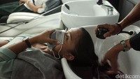 Kini warga bisa kembali melakukan perawatan rambutnya setelah beberapa bulan takut untuk pergi ke salon.