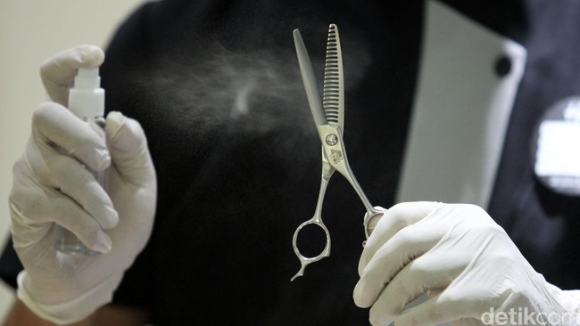 Kehigienisan salon pun terlihat begitu terjaga. Alat-alat salon seperti gunting, sisi, sikat blow dicuci, dan disemprot desinfektan sebelum dan sesudah di pakai.  Foto: Rifkianto Nugroho