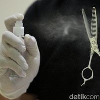 Kehigienisan salon pun terlihat begitu terjaga. Alat-alat salon seperti gunting, sisi, sikat blow dicuci, dan disemprot desinfektan sebelum dan sesudah di pakai.  Foto: Rifkianto Nugroho