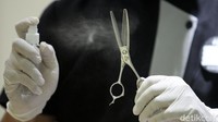 Peralatan salon disterilisasi usai digunakan.