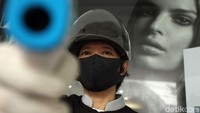 Sebelum masuk para pengunjung juga dites suhu terlebih dahulu.
