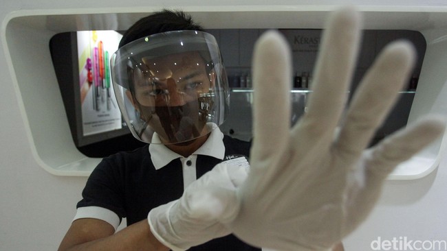 Mulai dari staf, hairdresser sampai pelayan di salon menggunakan alat pelindung diri (APD) berupa masker dan face shield. Sebelum menangani klien, hairdresser pun menggunakan hand sanitizer di hadapan klien untuk menumbuhkan rasa kepercayaan.  Foto: Rifkianto Nugroho