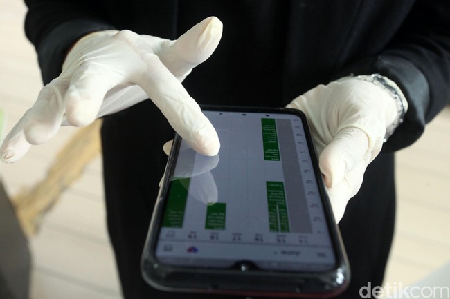 Sebelum datang ke salon, pelanggan harus reservasi terlebih dahulu. Konsultasi pun sebaiknya dilakukan sebelum kedatangan. Reservasi dibuat di depan, dan konsultasi secara virtual jadi sebelum tamu datang hairdresser sudah tau tamu ingin melakukan servis apa, jelas Alfons.  Foto: Rifkianto Nugroho