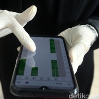 Sebelum datang ke salon, pelanggan harus reservasi terlebih dahulu. Konsultasi pun sebaiknya dilakukan sebelum kedatangan. Reservasi dibuat di depan, dan konsultasi secara virtual jadi sebelum tamu datang hairdresser sudah tau tamu ingin melakukan servis apa, jelas Alfons.  Foto: Rifkianto Nugroho