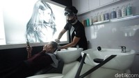 Salon tersebut melakukan rangkaian ujicoba penerapan protokol kesehatan untuk menyambut new normal.