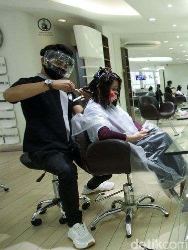 Begini Normal Baru di Salon Setelah tutup selama 3 bulan, sektor usaha salon dan barbershop akan kembali dibuka pada 15 Juni nanti. Hal tersebut disambut dengan suka cita oleh para pengusaha salon, salah satunya Salon Alfons di Jakarta Selatan.