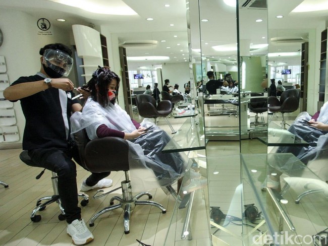 Saat melakukan perawatan, pelanggan menggunakan jubah salon atau cape yang sekali pakai (disposable).  Foto: Rifkianto Nugroho