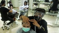 Hanya melakukan pelayanan/perawatan rambut dengan menerapkan protokol kesehatan lebih ketat. Karyawan dan pengunjung diwajibkan sudah melakukan vaksinasi (dibuktikan sertifikat vaksin). Rifkianto Nugroho/detikcom.