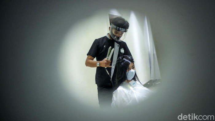 Begini Normal Baru di Salon Setelah tutup selama 3 bulan, sektor usaha salon dan barbershop akan kembali dibuka pada 15 Juni nanti. Hal tersebut disambut dengan suka cita oleh para pengusaha salon, salah satunya Salon Alfons di Jakarta Selatan.