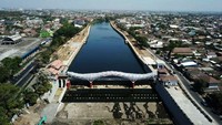 Pembangunan Bendung Karet Tirtonadi dilakukan oleh Kementerian PUPR melalui Balai Besar Wilayah Sungai (BBWS) Bengawan Solo, Ditjen Sumber Daya Air selama 810 hari kalender pada tahun 2016-2018, dengan anggaran sebesar Rp 182,3 miliar. 