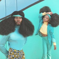 Benny selalu bangga dengan rambut afronya yang kerap ditata dengan hairstyle yang tak kalah unik. Seperti penampilannya ini. Dia menggunakan ikat kepala bergaya gipsi dan ditunjang dengan gaya fashion ala 70-an. Foto: dok. Instagram @bennyharlem