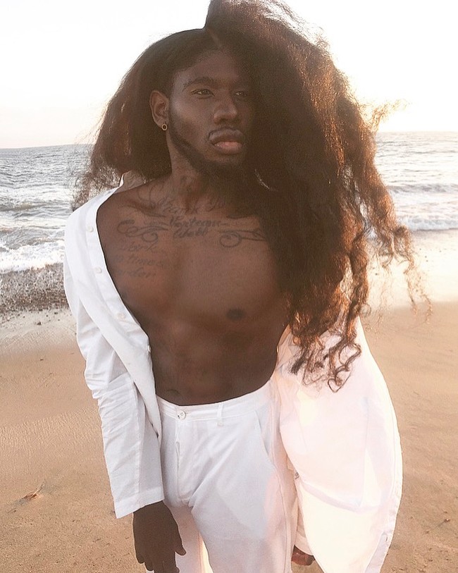 Aku melihat rambutku seperti tanaman. Banyak tanaman membutuhkan bahan alami untuk tumbuh dan bisa hidup, dan sejujurnya jiwa dan tubuh kita membutuhkan hal yang sama, ujar Benny seperti dikutip dari XO Nicole. Foto: dok. Instagram @bennyharlem