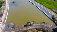Pekerjaan pelebaran alur Tano Ponggol dilaksanakan oleh Balai Wilayah Sungai (BWS) Sumatera II, Ditjen Sumber Daya Air (SDA) dengan kegiatan utama adalah pelebaran dan pendalaman alur sehingga akan dapat dilewati oleh kapal pesiar dengan progres saat ini sudah mencapai 93,506%. Istimewa/Kementerian PUPR.