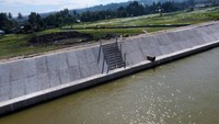 Pekerjaan tersebut akan memindahkan tanah sebanyak 571.562 m3 untuk mendapatkan elevasi dasar alur pada 897 mdpl. Kontrak pekerjaannya dimulai Desember 2017 dengan anggaran mencapai Rp 320,55 miliar. Istimewa/Kementerian PUPR.