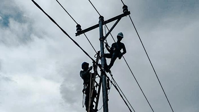 Tingkatkan aktivitas dan dukung geliat ekonomi masyarakat di Distrik Kaureh Papua, PLN berhasil menyalakan listrik di daerah tersebut 24 jam, kini warga bisa menikmati terangnya listrik seharian penuh.