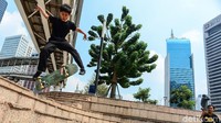 Mereka bermain skateboard tanpa memakai masker.