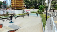 Para penggemar olahraga ekstrim skateboard bermain di Taman Skateboard Dukuh Atas, Jakarta, Jakarta, Sabtu (13/6/2020).