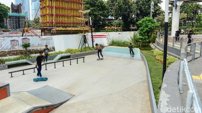 Duh, Para Pemberani Ini Bermain Skateboard Tanpa Masker Para penggemar olahraga ekstrim skateboard bermain di taman skateboard Dukuh Atas, Jakarta, Jakarta, Sabtu (13/6/2020). Sayangnya para remaja ini tidak mengindahkan protokol kesehatan selama PSBB transisi berupa masker. Kalaupun menggunakan, diturunkan hingga leher sehingga masker tidak berfungsi.