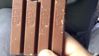 Banyak orang yang terpecah belah ketika membicarakan cara memakan cokelat KitKat. Tapi pastinya cara makan KitKat seperti ini selalu dikritik netizen. Foto: BuzzFeed