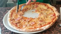 Makan pizza pakai sendok dan garpu, cara makan pizza yang merepotkan ini justru membuat netizen geram. Foto: BuzzFeed