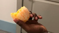 Dimakan seperti apel cara makan jeruk ini dinilai aneh oleh banyak orang. Foto: BuzzFeed